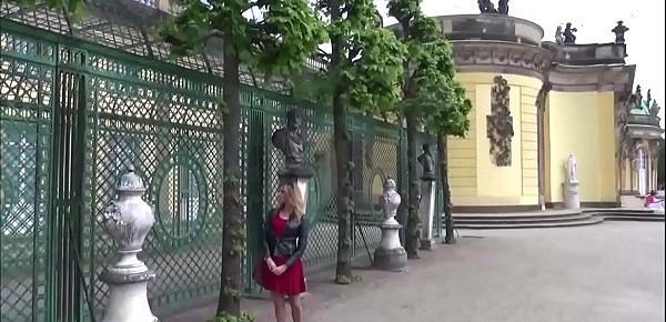 GERMAN TEEN - DEUTSCHES PAAR PINKELT UND FICKT IM WALD BEI BERLIN